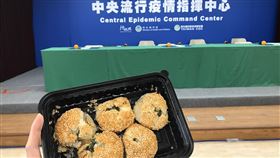 凱撒飯店，中華奧會送酥餅給指揮中心，記者花芸曦攝影