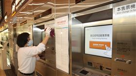 高鐵車站加強消毒（1）五一勞動節連假將至，為維護旅客健康安全，台灣高鐵疏運期間，車站消毒頻率由原本4小時一次提升為每2小時一次，並針對旅客較常接觸的設備加強清潔。圖為清潔人員擦拭、消毒自動售票機。中央社記者張新偉攝　109年4月30日