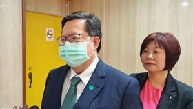 鄭文燦：防疫不分中央地方　連假不一定要趴趴走桃園市長鄭文燦（左）表示，武漢肺炎（2019冠狀病毒疾病，COVID-19）疫情未結束前都要戒慎恐懼，現在疫情略有趨緩，五一連假是個考驗點，市府實施人流減半的管制政策，另外，民眾在家裡也可以享受家庭生活的樂趣，所以五一連假不一定要趴趴走。中央社記者吳睿騏桃園攝　109年4月30日