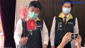 暖男力噴發！陳時中萌拿火鶴花害羞研究：我要送給我太太（圖／記者花芸曦攝影）