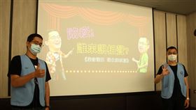 奇美醫護相聲短片推防疫奇美醫學中心自製多部短片宣導武漢肺炎防疫措施，護理部樹林院區護理長郭文福（左）和臨床病理科醫檢師簡志明（右）以雙人相聲表演的方式，把防疫準則融入幽默的橋段中，令人看了會心一笑。中央社記者楊思瑞攝　109年4月30日