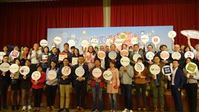 國產農產網購銷售佳　擬延長辦到年底配合防疫消費行為產生轉變，農委會國際處統計2月4日起舉辦溯源國產農產網購，截至4月16日業績高達新台幣2.4億元，活動原規劃舉辦到6月底，將延長到年底。中央社記者楊淑閔攝　109年4月30日