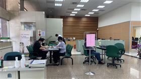 勞工紓困貸款首日開辦　銀行設專區服務勞工10萬元紓困貸款30日起開辦，記者實地走訪台北車站附近2家公股銀行，銀行都特別設置紓困專區提供服務，也有不少民眾正填寫申請單與服務人員諮詢。中央社記者吳欣紜攝　109年4月30日