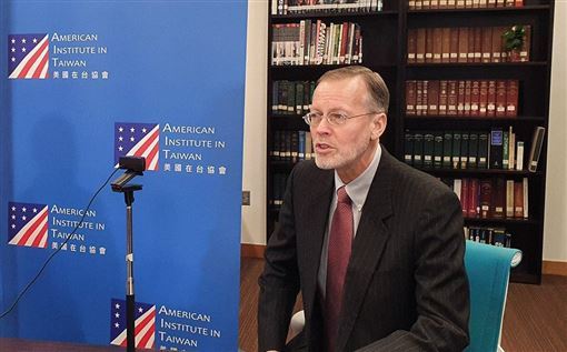 酈英傑率AIT挽袖　捐88袋血謝台