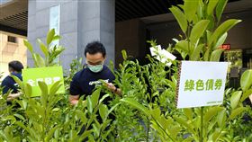 籲環保署研擬綠色振興　綠色和平提20項建議綠色和平30日在環保署大門前放置數十棵台灣烏心石幼苗，並綁上20項建議，要求環保署將環境永續準則導入各部會振興措施中。中央社記者張雄風攝　109年4月30日