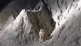 姚瑞中犬儒共和國展（1）空總台灣當代文化實驗場（C-LAB）舉辦2020年首檔大型展覽「姚瑞中：犬儒共和國」，錄像作品「犬儒共和國：1969」取材自登陸月球等牽動美中台關係的歷史事件。（空總台灣當代文化實驗場提供）中央社記者鄭景雯傳真　109年4月30日