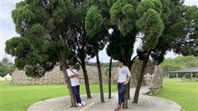 寶獅資深副總王岳聰（左）談國旅賣點。（圖／記者陳宜加攝影）