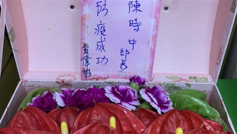 為疫情指揮中心打氣　黃偉哲送火鶴花