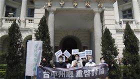 台中州廳修復後定位　公民團體連署盼重啟討論台中市政府決定台中州廳修復後將繼續維持辦公功能，台中市議員黃守達（前中）與公民團體發起連署，盼能重啟未來規劃討論，30日在州廳前發表連署名單與成果。中央社記者郝雪卿攝　109年4月30日