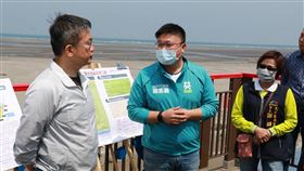台中大安濱海露營區將啟用　蔡其昌會勘台中市大安濱海樂園露營區即將啟用，立法院副院長蔡其昌（左）30日邀集民進黨籍台中市議員施志昌（左中）及交通部等相關單位人員到場會勘。中央社記者郝雪卿攝　109年4月30日