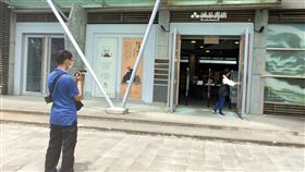 台東誠品最後一次開門（1）台東誠品書店30日最後一天營運，上午11時準時開門，店門前已有民眾等待進入，並在門口拍照留念。中央社記者盧太城台東攝　109年4月30日