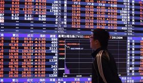 台積電、大立光及鴻海蘋概三王領軍，相關概念股價量齊揚，股王大立光重回4000元關卡，大漲4.31%收在4110元；台積電上漲1.84%，重回到300元來到304.5元，鴻海漲幅也有1.85%，股價來到77元。（中央社檔案照片）