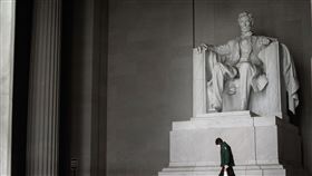 政府怠慢民眾輕忽 看美國如何淪為疫情失速列車美國武漢肺炎確診數已突破30萬大關，成為全球最大疫區。政府反應慢半拍、官員民眾輕忽態度等，都在美國失控疫情中扮演關鍵角色。圖為美國首都華盛頓的林肯紀念堂。中央社記者徐薇婷華盛頓攝 109年4月5日
