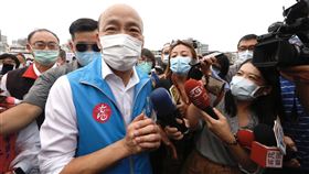 媒體堵訪　韓國瑜未多做回應高雄市長韓國瑜（前左）30日出席高雄市第71期重劃區自由－復興路通車典禮，會後面對媒體堵訪未多作回應快速離去。中央社記者董俊志攝　109年4月30日
