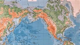 武漢肺炎肆虐全球　民眾討論安全地2019冠狀病毒疾病（COVID-19，俗稱武漢肺炎）疫情延燒全球，立法院2名員工18日在巨幅世界地圖前討論疫情，手指著尼泊爾說這可能是全球相對安全的地方。中央社記者王飛華攝　109年3月18日