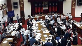紓困特別預算追加1500億元　立院初審一毛未刪立法院財政、內政、經濟、教育及文化、交通、社會福利及衛生環境委員會聯席會議30日審查行政院函請審議「中央政府嚴重特殊傳染性肺炎防治及紓困振興特別預算追加預算案」，討論踴躍（圖），通過追加特別預算新台幣1500億元，一毛未刪，也沒有凍結任何金額，將提報立法院會討論。中央社記者范正祥攝　109年4月30日