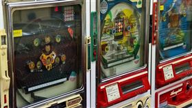 日本「緊急事態宣言」公布後，各地方首長籲請非必要店家停業，但小鋼珠業者中有人配合、也有人不理會，讓地方首長公布店家名稱，甚至將祭出「停業命令」，在疫情下相互拉鋸。
圖／翻攝自pakutaso 