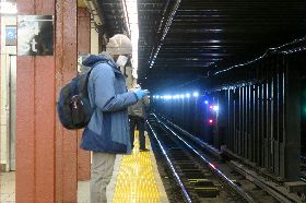 紐約地鐵月台空曠　乘客戴口罩手套防疫