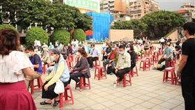 北市交戶外音樂會  座位保持社交距離台北市立交響樂團將在中山堂廣場舉辦音樂會，考量疫情，樂團編制不會太大，要讓團員們有一點空間，現場的紅色塑膠椅也會拉開間距，保持社交距離，希望讓民眾來聽音樂會也很安心。（台北市立交響樂團提供）中央社記者趙靜瑜傳真  109年4月30日