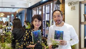 三浦紫苑新作沒有愛的世界　凌宗湧番紅花推介日本作家三浦紫苑新作「沒有愛的世界」中文版近期推出，出版社30日邀請花藝師凌宗湧（右）與作家番紅花（左）出席新書記者會，分享閱讀心得。（新經典文化提供）中央社　109年4月30日