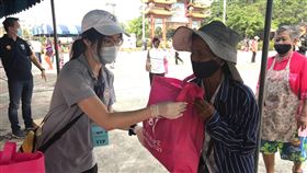 泰國台商和僑胞捐贈物資給貧困民眾泰國台僑胞疫情聯合應變小組30日在北欖府台灣會館發放民生物資給當地受疫情影響約1000名貧困民眾。中央社記者呂欣憓北欖府攝 109年4月30日