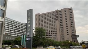 台南大億麗緻酒店6月底熄燈大億麗緻酒店（後）是台南首家五星級飯店，受到武漢肺炎（2019冠狀病毒疾病，COVID-19）疫情衝擊，業績嚴重下滑，30日驚傳6月30日將吹熄燈號。中央社記者張榮祥台南攝　109年4月30日