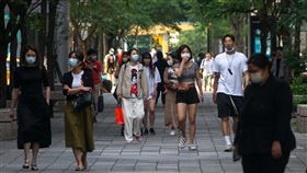 主計總處：首季經濟成長概估1.54%（3）行政院主計總處30日公布2020年第1季經濟成長率概估統計為1.54%，較2月預測數下修0.26個百分點，主因受到武漢肺炎疫情衝擊，民間消費不如預期所致；整體而言，商品類消費影響較小，服務類則衝擊明顯。中央社記者裴禛攝　109年4月30日