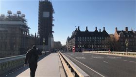 英國禁足令 西敏橋上人車稀少英國實施禁足令，25日著名觀光地西敏橋上人車稀少，行人甚至戴著手套，保護措施十足。中央社記者戴雅真倫敦攝  109年3月26日
