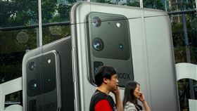 主計總處：首季經濟成長概估1.54%（1）行政院主計總處30日公布，2020年第1季經濟成長率概估統計為1.54%，較2月預測數下修0.26個百分點，主要是受到武漢肺炎疫情影響，民間消費不如預期所致。中央社記者裴禛攝　109年4月30日