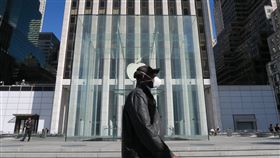 疫情影響　曼哈頓第五大道蘋果門市關店受武漢肺炎疫情影響，蘋果公司3月宣布關閉大中華地區外所有門市。圖為紐約民眾行經暫時停業的曼哈頓第五大道蘋果直營店。中央社記者尹俊傑紐約攝  109年5月1日