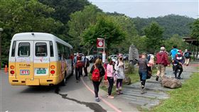 礁溪五峰旗湧人潮　啟動總量管制五一連假首日，宜蘭礁溪五峰旗風景特定區1日上午就湧現人潮，縣府在當地停車場已啟動總量管制，只提供112個車位，並建議遊客改到其他景點。（宜蘭縣政府提供）中央社記者沈如峰宜蘭縣傳真　109年5月1日