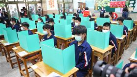 國中會考模擬演練　發放多功能防疫用餐隔板台北市政府教育局1日在大同高中舉行109年國中教育會考台北考區防疫配套措施模擬演練，用餐前發放多功能防疫隔板給考生使用。中央社記者謝佳璋攝　109年5月1日