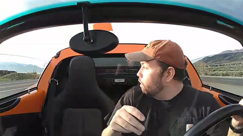 蓮花跑車最新配備？車頂竟有彈射功能