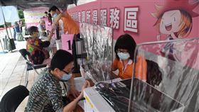 台北國稅局設置防疫隔板（2）綜所稅申報1日開跑，因應武漢肺炎（2019冠狀病毒疾病，COVID-19）疫情，財政部台北國稅局特別設置防疫隔板，維護報稅民眾的健康安全。中央社記者林俊耀攝　109年5月1日