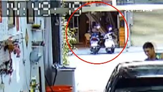 民宿老闆被木板重壓　鄰居救人也受傷