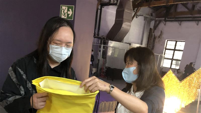 唐鳳參加文大畢展　邀拯救數位服務