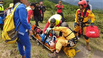 男爬桃源谷步道命危　直升機吊掛後送