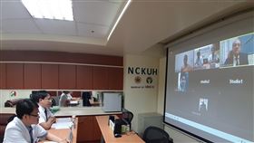 對抗武漢肺炎　成醫印度藥廠合辦視訊座談印度武漢肺炎確診病例逾3萬人，成大醫院和印度維利塔茲醫療保健公司合辦視訊座談會，近800名印度醫師上線汲取經驗。（成大醫院提供）中央社記者張榮祥台南傳真　109年5月1日