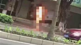 街友火海中掙扎成焦屍　路人全冷漠圍觀死亡直播（圖／翻攝自微博）