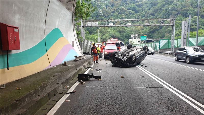 7旬翁國道駕車恍神　自撞號誌牌翻覆