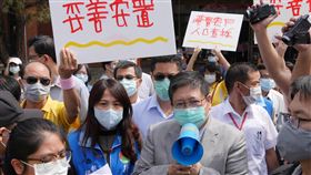 竹北學區學生超額家長陳情　楊文科允解決問題新竹縣有不少家長、里長、議員1日因超額新生轉介問題到縣議會陳情，縣長楊文科（前中右）表示，縣府將解決問題，保障真正住在學區內孩子，重新劃分學區，維持學生受教品質。中央社記者郭宣(文三)攝 109年5月1日