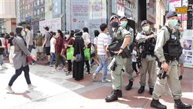 港反送中支持者揚言示威　警方戒備香港「反送中」運動支持者早前在網上發起「天馬行動」，趁「五一」勞動節進行快閃示威和堵路等，警方對此高度戒備。圖為防暴警察駐守銅邏灣。中央社記者張謙香港攝　109年5月1日