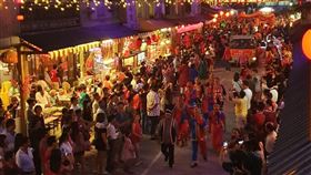 馬來西亞新堯灣注重元宵節　從早到晚各族歡慶每年元宵節，馬來西亞新堯灣華人大肆慶祝「阿娘出遊」，用獨特繞境方式抬著觀音菩薩與其他神明穿梭各鄉鎮，夜晚還有各種熱鬧的遊行活動。照片攝於2月8日。中央社記者郭朝河新堯灣攝　109年5月1日