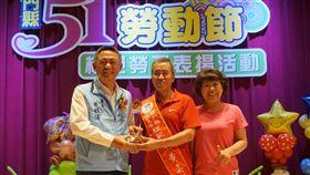 金門模範勞工表揚　麵包店老闆獲獎五一勞動節，109年金門縣模範勞工表揚活動1日登場，金門縣長楊鎮浯（左）親自出席頒獎，與獲獎的金沙鎮我家麵包店負責人黃奕禧（中）合影留念。中央社記者黃慧敏攝　109年5月1日