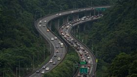 五一連假開跑　國5壅塞（1）五一連假首日，國道部分路段1日一大早就已湧現車潮，國5南下坪林路段直到下午仍然壅塞，行進車輛排成長龍。中央社記者裴禛攝　109年5月1日