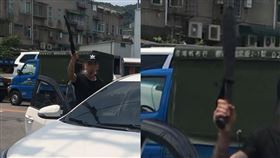 開山刀,刺青,擋路,糾紛(翻攝自 爆怨公社)