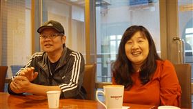 公視熊星人推新一季　以動畫為製作核心公視兒童節目「熊星人與地球人」製作團隊，今年再推新一季，是以地質科學為主軸的「熊星人–希堤星系迷航記」，製作人林瓊芬（右）找來肯特動畫導演張永昌（左）合作打造，以動畫為這季影集的主要製作核心。中央社記者陳秉弘攝　109年5月1日