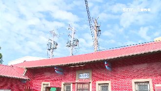 離鄉屋主返家傻眼　門前3電桿如插香