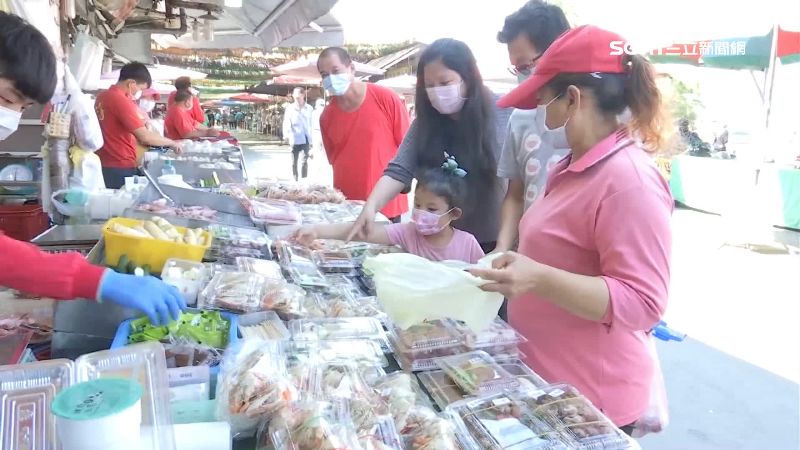 高雄興達漁港依舊夯　攤商蓋櫥窗防疫