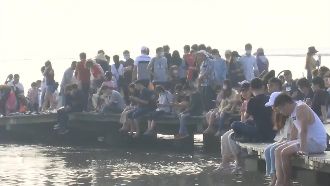 高美木棧道限900人！警鈴響關門